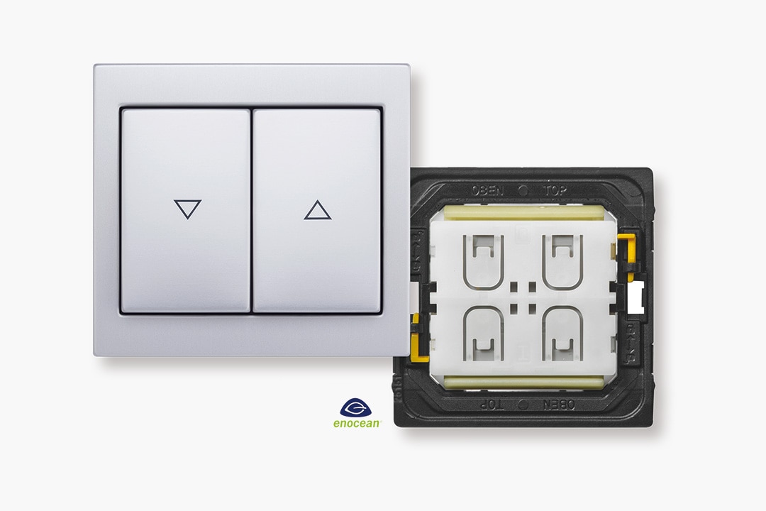 Frontalansicht Berker Enocean Jalousieschalter mit Rahmen in Weiß und Elektronikeinsatz