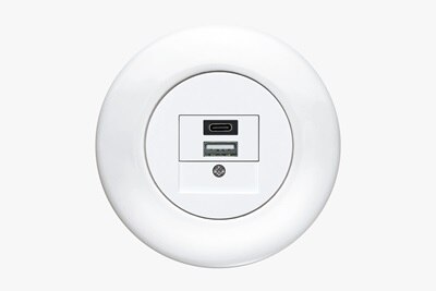 Frontalansicht Berker Serie 1930 runde Steckdose mit 2-fach USB-Ladedose (1x USB-A, 1x USBC) und rundem Rahmen in Weiß auf weißem Hintergrund
