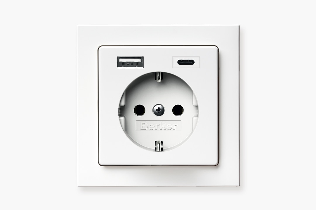 Frontalansicht Berker Q.3 Steckdose mit 2-fach USB-C-Ladedose und Rahmen in Weiß auf weißem Hintergrund