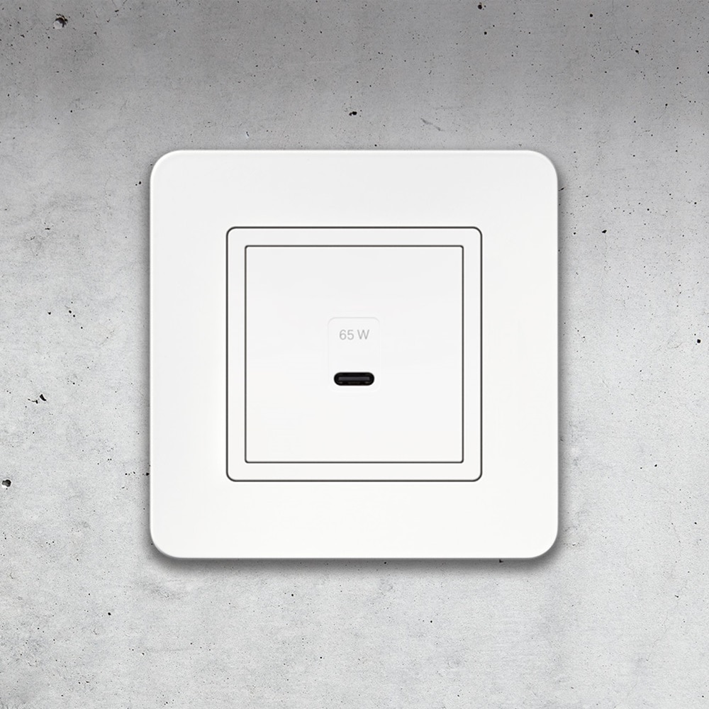 Frontalansicht Berker Q.7 USB-C-Ladedose mit Rahmen in Weiß mit Hintergrund Beton