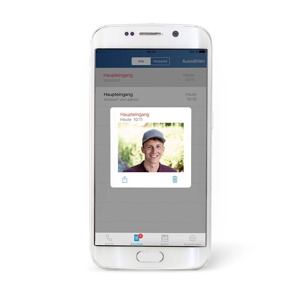Smartphone mit Elcom Access App für Türsprechanlagen, Ansicht einer Person am Haupteingang