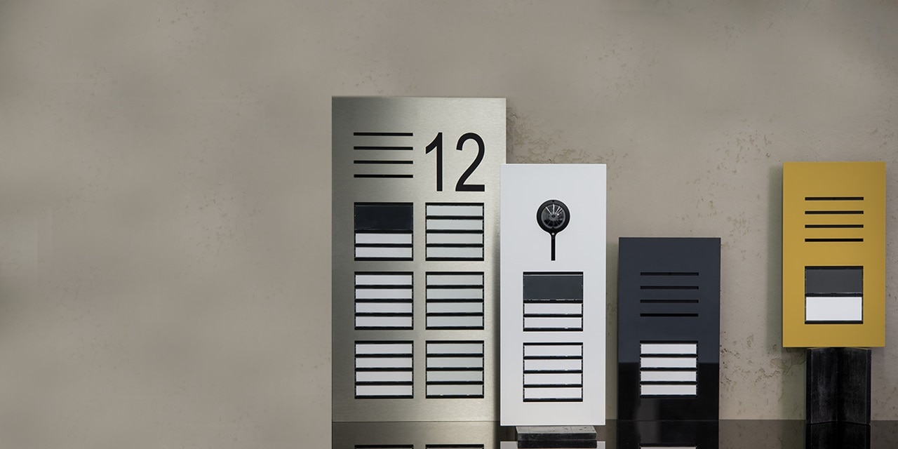 Moderne Gegensprechanlagen für ein Apartmentgebäude an einer Wand montiert mit der Nummer 12