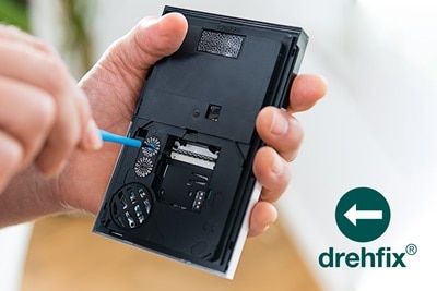 Geöffnete Baugruppe einer Elcom Türsprechanlage mit Illustration der Installation mittels Drehfix