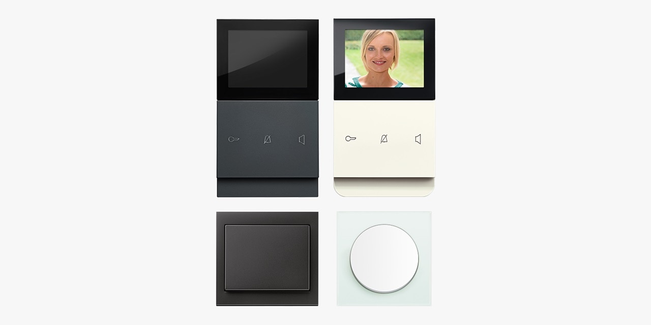 Sammlung von Hager Wand-Smart-Control-Panels mit Touchscreens und dem Bild einer lächelnden Person auf dem Display