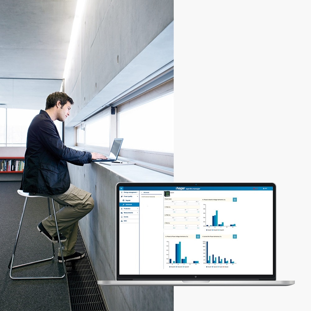 Person an Notebook, Bildschirm zeigt Programmoberfläche der agardio Manager Software für Energiemanagement Systeme