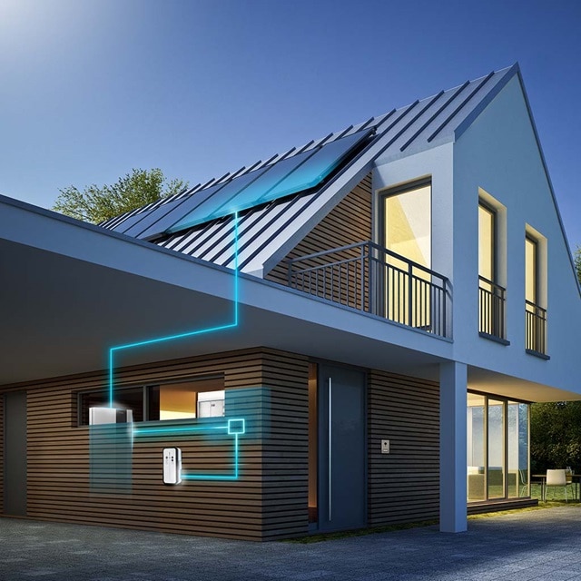 Modernes Haus mit visualisiertem intelligenten Energiemanagementsystem durch blaue Linien, inklusive Solarpanelen und Elektrofahrzeug-Ladestation