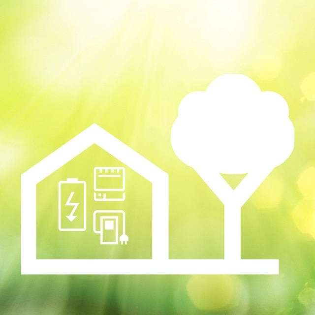 Symbolbild eines intelligenten Hauses mit Symbolen für Energieeffizienz, einschließlich Batterie, intelligentem Zähler und Stecker, auf grünem, sonnigem Hintergrund