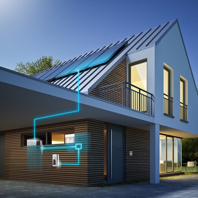 Modernes Haus in der Abenddämmerung mit Konzept der intelligenten Hausautomation und Hervorhebung der elektrischen Verteilung