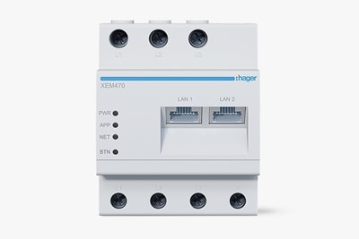 Frontalansicht XEM470 Energiemanagement Controller Flow R2 mit Strom- und Datenleitungsanschlüssen