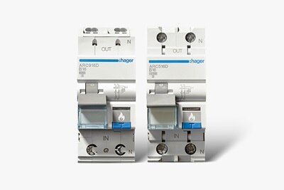Frontalansicht Hager Brandschutzschalter (AFDD) ARC916D und ARC516D, Blick auf Anschlüsse und Kippschalter der Fehlerlichtbogen-Schutzeinrichtung
