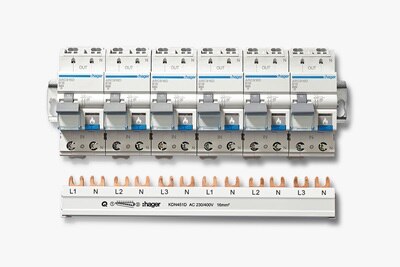 Frontalansicht Hager Brandschutzschalter (AFDD) ARC916D inklusive Phasenschiene/Kammschiene KDN451D 3-polig