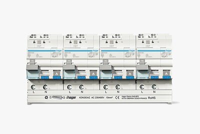 Frontalansicht 4 Stück Hager Brandschutzschalter (AFDD) ARF910D nebeneinander, Blick auf Anschlüsse und Kippschalter