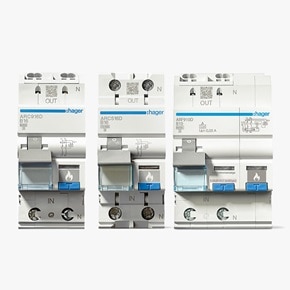 Übersicht Hager Brandschutzschalter (AFDD) ARC916D, ARC516D und ARF910D nebeneinander, Blick auf Anschlüsse und Kippschalter