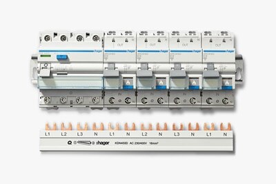 Frontalansicht Hager FI-Schalter CDS440D und 4 Stück Brandschutzschalter (AFDD) ARC916D inkl. Phasenschiene/Kammschiene KDN450D