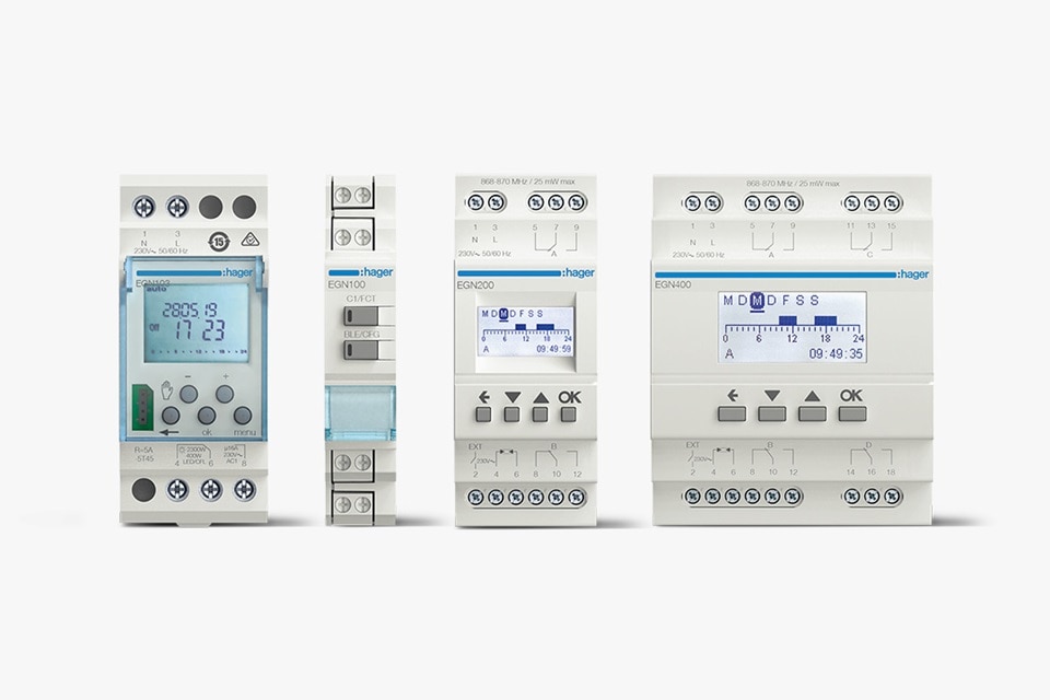 Übersicht digitale Zeitschaltuhren (Multifunktion) von Hager mit EGN103, EGN100, EGN200 und EGN400 nebeneinander