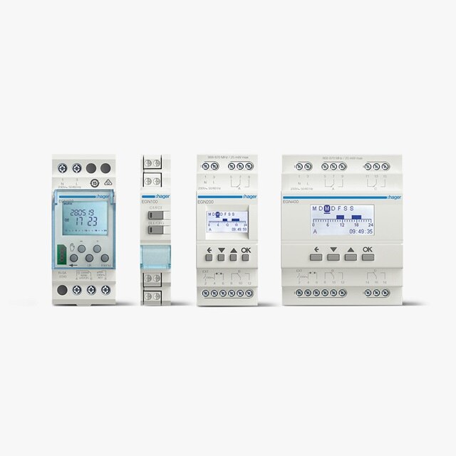 Übersicht digitale Zeitschaltuhren (Multifunktion) von Hager mit EGN103, EGN100, EGN200 und EGN400 nebeneinander