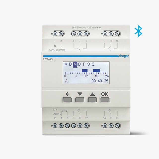 Frontalansicht Hager EGN400 digitale Multifunktions-Zeitschaltuhr mit Bluetooth, Blick auf aktives LC-Display, Bedienelemente und Schraubkontakte 