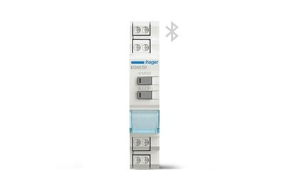 Frontalansicht Hager EGN100 digitale Mulitfunktions-Zeitschaltuhr mit Bluetooth, Blick auf Schraubkontakte und Bedienelemente 