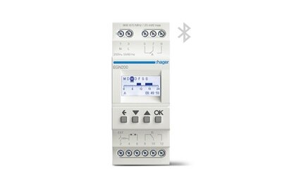 Frontalansicht Hager EGN200 digitale Multifunktions-Zeitschaltuhr mit Bluetooth, Blick auf aktives LC-Display, Bedienelemente und Schraubkontakte 