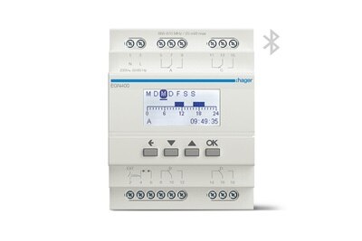 Frontalansicht Hager EGN400 digitale Multifunktions-Zeitschaltuhr mit Bluetooth, Blick auf aktives LC-Display, Bedienelemente und Schraubkontakte 