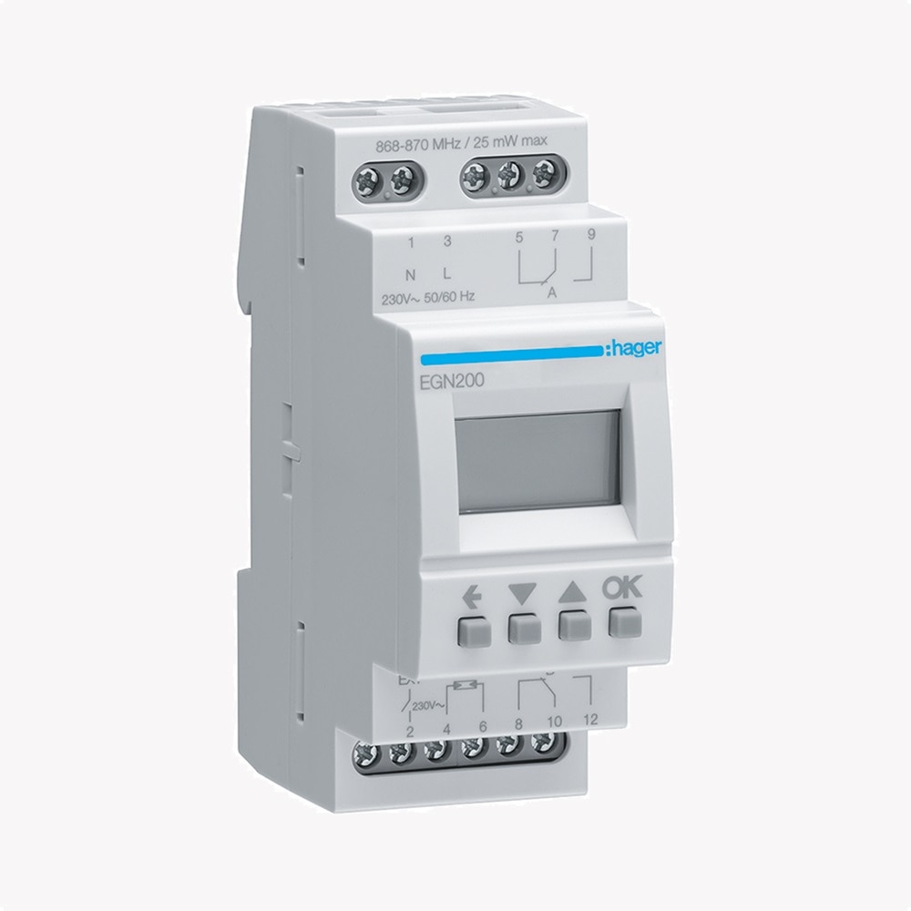 Schrägansicht Hager EGN200 digitale Multifunktions-Zeitschaltuhr mit Bluetooth, Blick auf LC-Display, Bedienelemente und Schraubkontakte