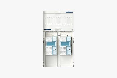 Frontalansicht Zählerschrank mit zwei eHZ (elektrischer Haushaltszähler) auf zwei BKE Zählertragplatten installiert