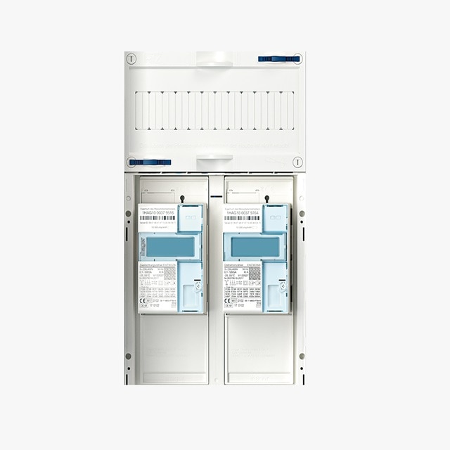 Frontalansicht Zählerschrank mit zwei eHZ (elektrischer Haushaltszähler) auf zwei BKE Zählertragplatten installiert