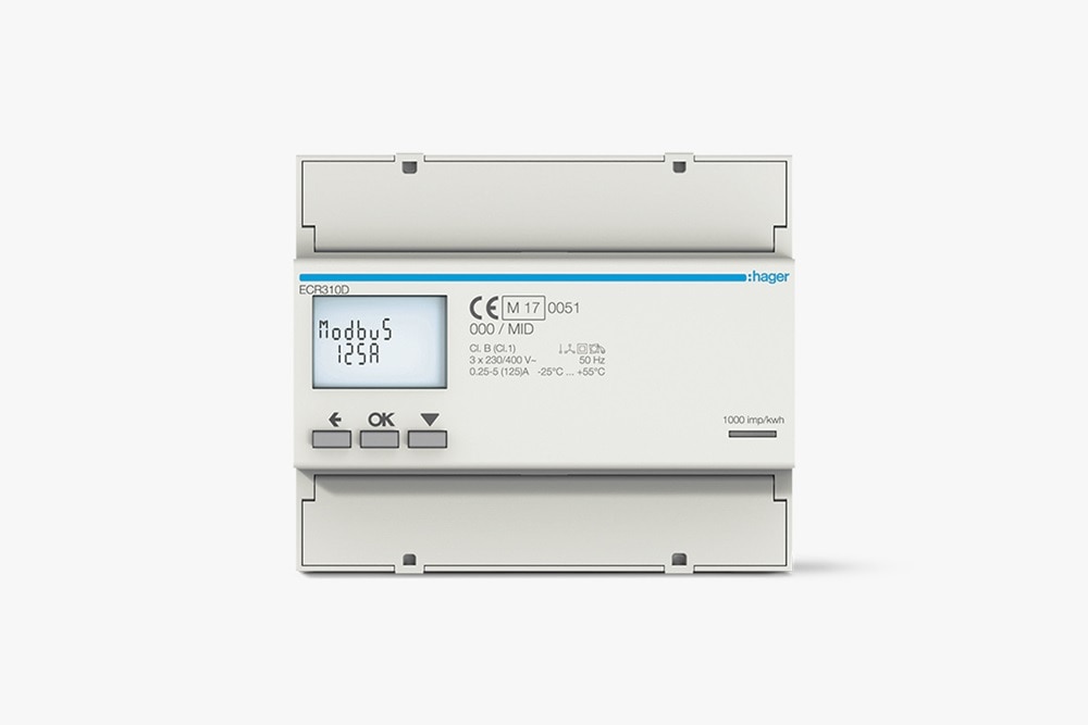 Frontalansicht Hager ECR310D dreiphasiger Energiezähler (Stromzähler), Blick auf aktives LC-Display und Bedienelemente