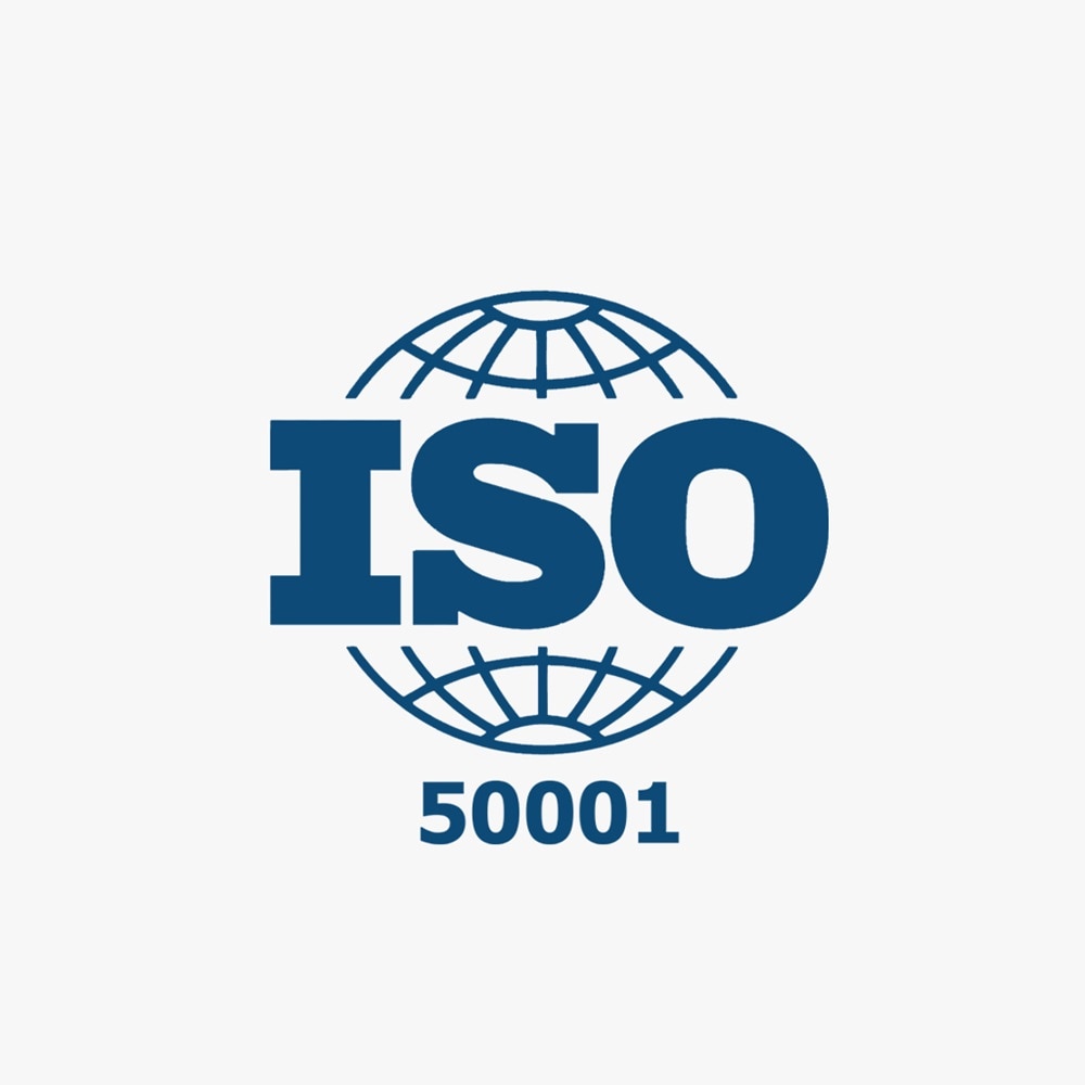 Blaues Logo ISO 50001, Darstellung eines Globus mit überlagerter Schrift ISO, darunter steht 50001