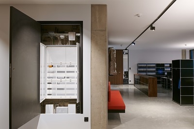 Blick in Großraumbüro mit geöffnetem Hager Verteilerschrank zur Energieverteilerung vorne links