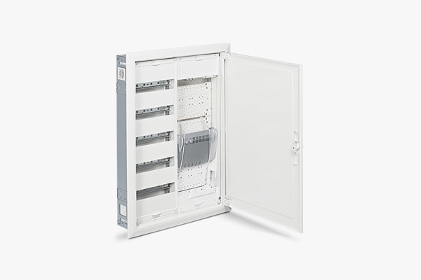 Schrägansicht geöffneter Hager Feldverteiler, Blick auf 2 Felder mit 5 leeren Gerätereihen links und eingebautem WLAN-/LAN-Router rechts 