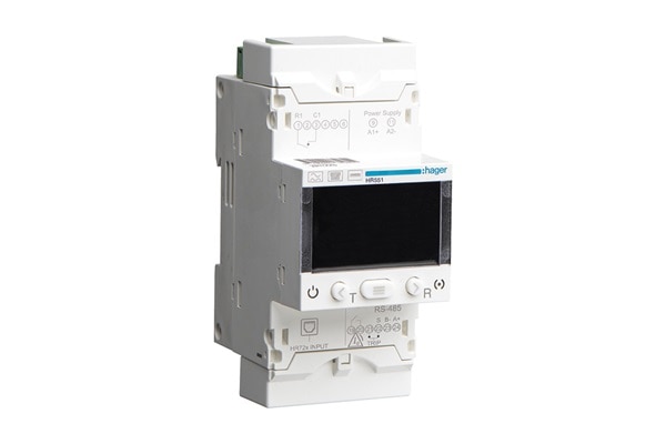 Schrägansicht Hager HR551 Fehlerstromschutz-Relais (FI-Relais), Blick auf LC-Display und Bedienelemente