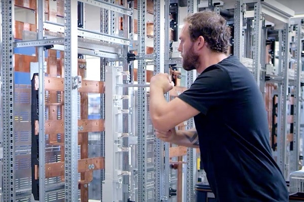 Schaltanlagenbauer, der Schaltschrank mit Werkzeug montiert
