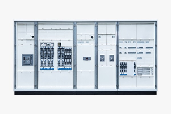 Frontalansicht geschlossener und bestückter Hager Anreihschrank univers N für Niederspannungsanlagen bis zu 1.600 A