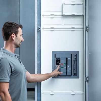 Beispiel einer Installation Hager HW1 offener Leistungsschalter bis 1.600 A, der von Mann bedient wird