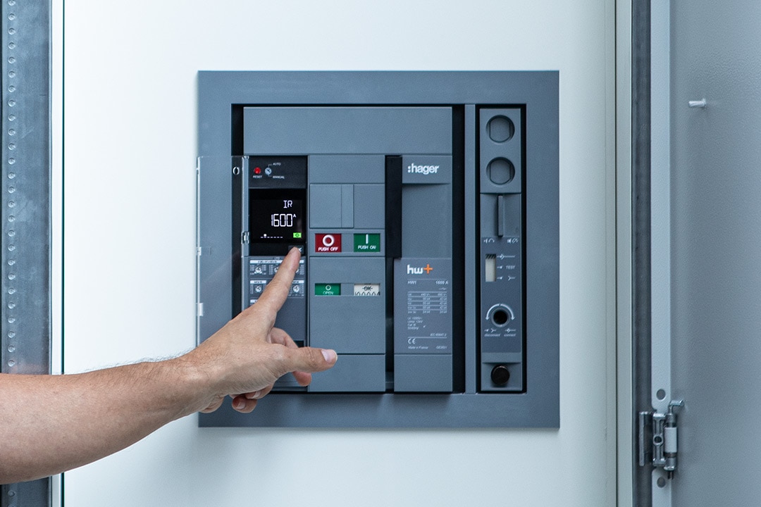 Beispiel einer Installation Hager HW1 offener Leistungsschalter bis 1.600 A, der von Mann bedient wird