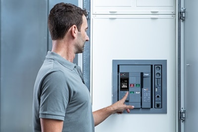 Beispiel einer Installation Hager HW1 offener Leistungsschalter bis 1.600 A, der von Mann bedient wird