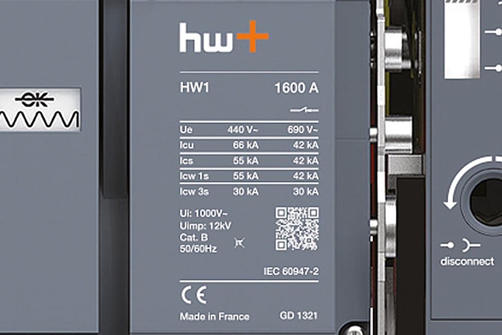 Nachansicht Typenschild mit QR-Code des offenen Leistungsschalters Hager HW1 bis 1.600 A