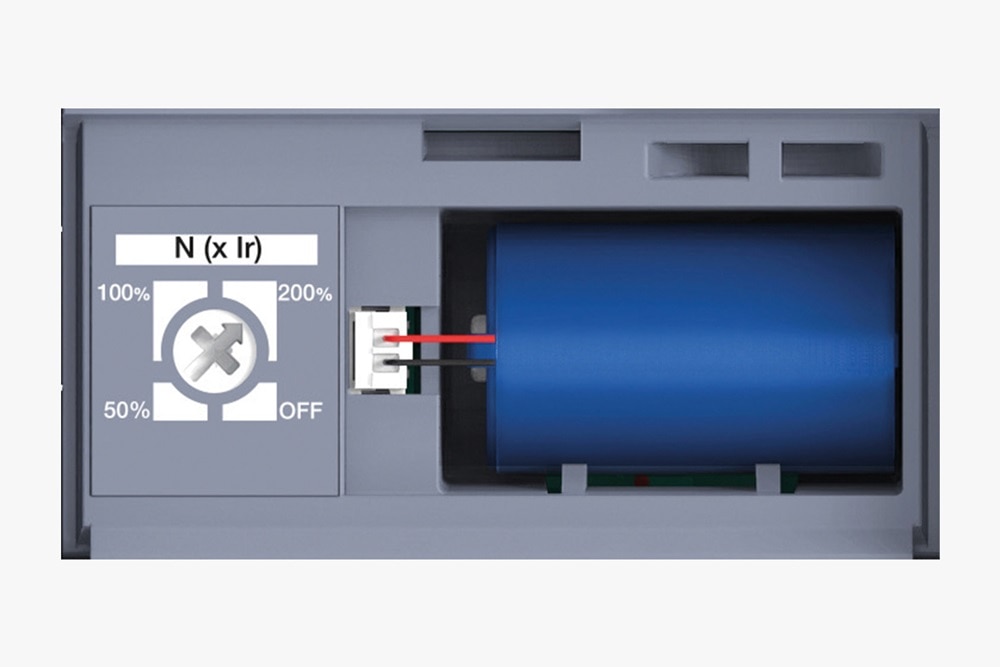 Detailansicht Ausschnitt HWW452H Auslöseeinheit für HW+ Leistungsschalter, Blick auf geöffnetes Fach mit Batterie