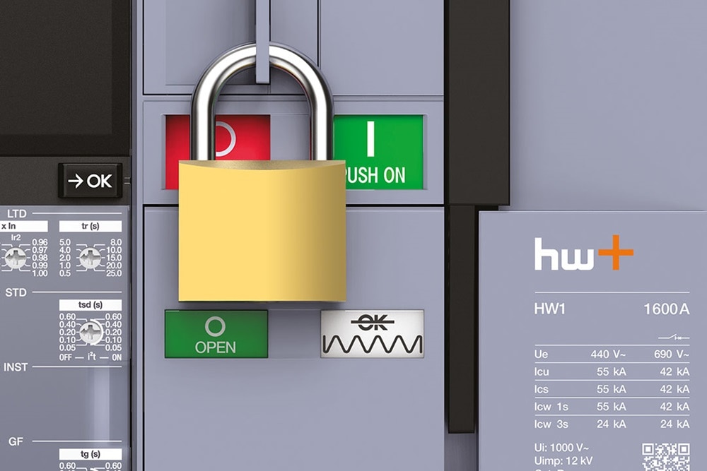 Blick auf Vorhängeschloss zur Verriegelung Drucktasten offener Leistungsschalter