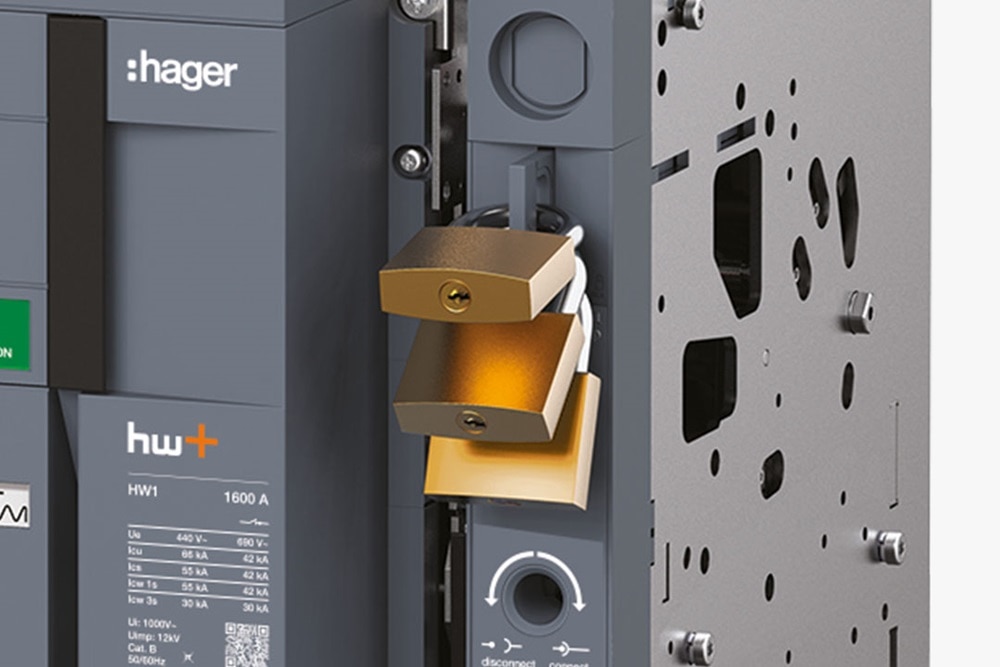 Beispiel einer Verriegelung des offenen Leistungsschalters Hager HW+ Produktfamilie mittels drei Bügelschlössern