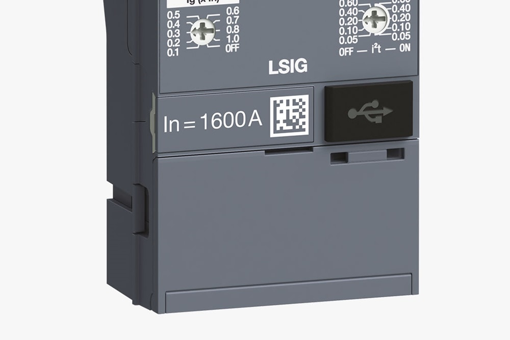 Schrägansicht Teilausschnitt Hager Auslöseeinheit KWW452H sentinel LSIG, Blick auf unteren Bereich mit USB-Port