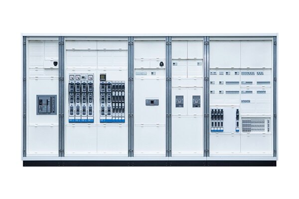 Frontalansicht geschlossener und bestückter Hager Anreihschrank univers N für Niederspannungsanlagen bis zu 1.600 A 