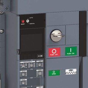 Schrägansicht Teilausschnitt Hager offener Leistungsschalter HW1 mit Blick auf eingesteckten Sperrschlüssel