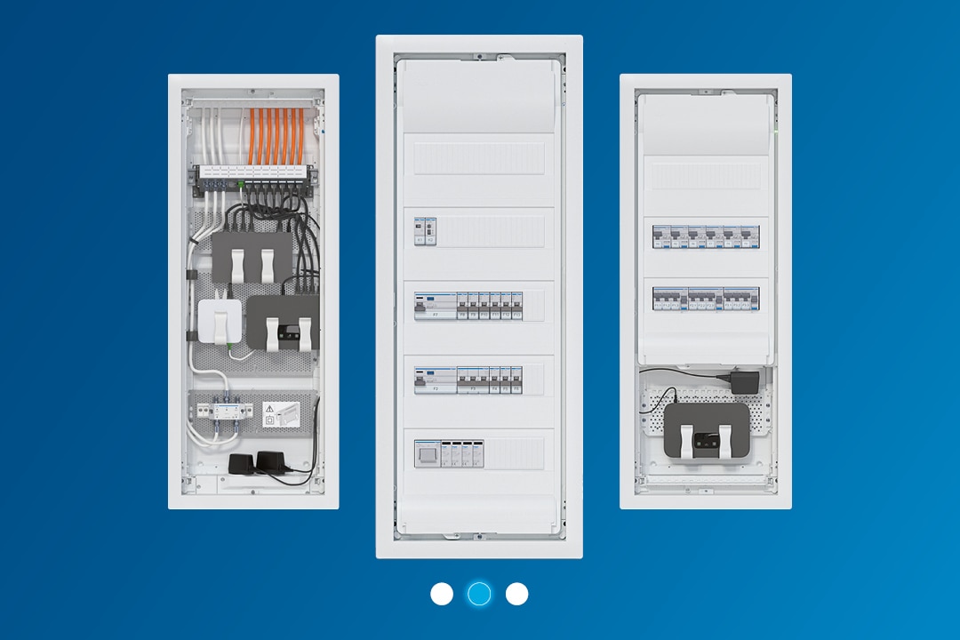 Collage Hager Kleinverteiler in geschlossenem und geöffenten Zustand auf weißem Hintergrund