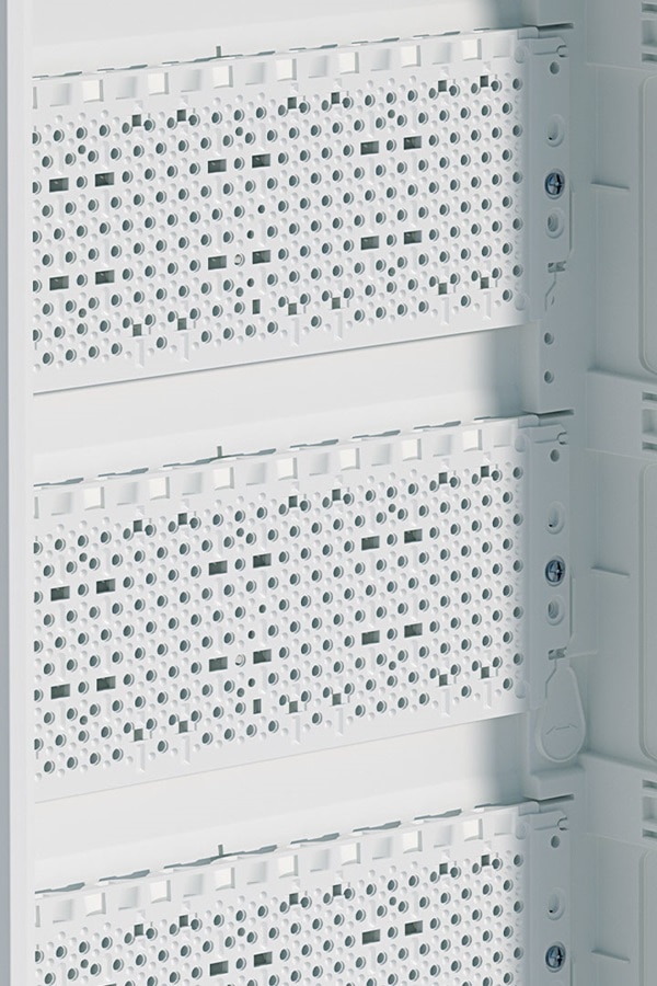 Schrägansicht Teilauschnitt Hager Kleinverteiler Volta mit gelochter Montageplatte für Multimedia-Anwendungen