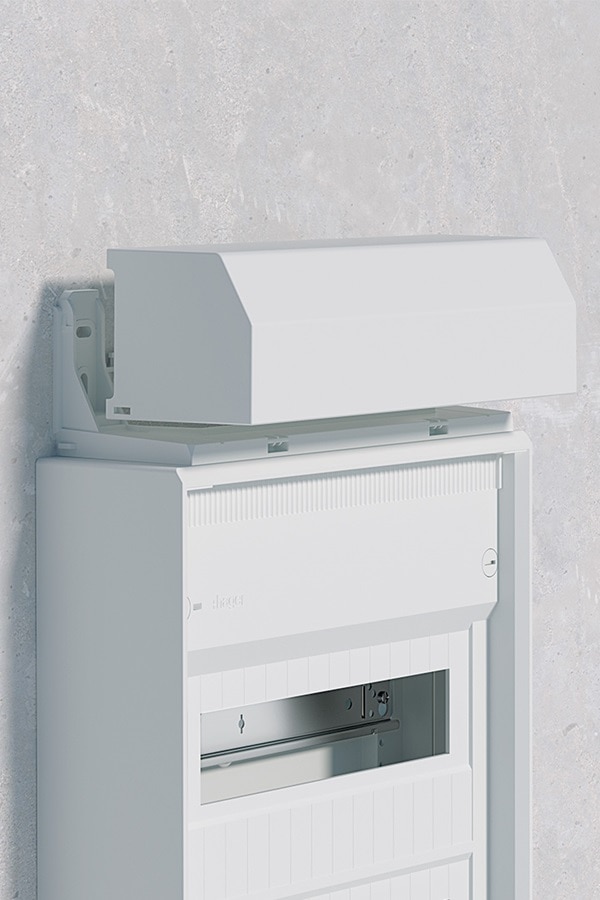 Schrägansicht Teilauschnitt Hager Kleinverteiler Volta mit Blick auf Oberseite mit angebrachtem Rangierkanal mit Haube/Deckel