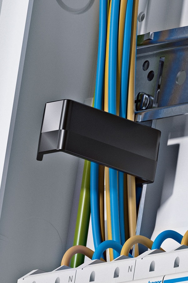 Hager Feldverteiler volta, Nahansicht einer steckbaren schwarzen Halterklammer für Kabel/Leiter und geordnete Kabel-/Leiterführung
