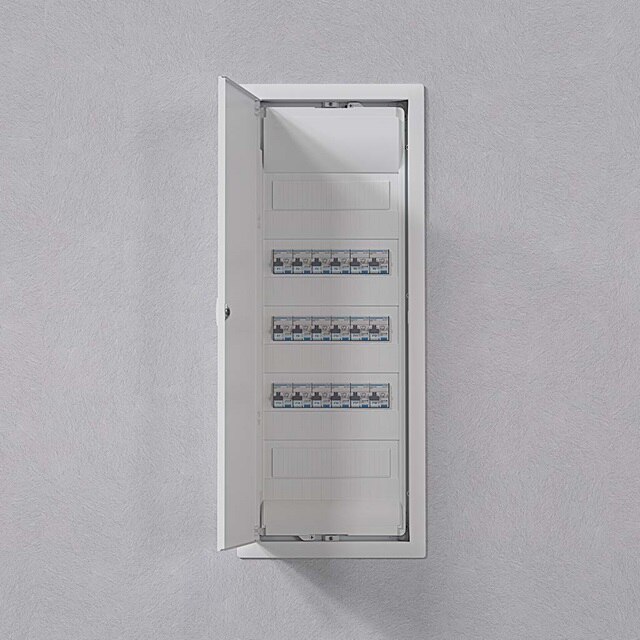 Wandmontierter Elektroverteilerkasten mit geöffneter Tür und sichtbaren Leitungsschutzschaltern
