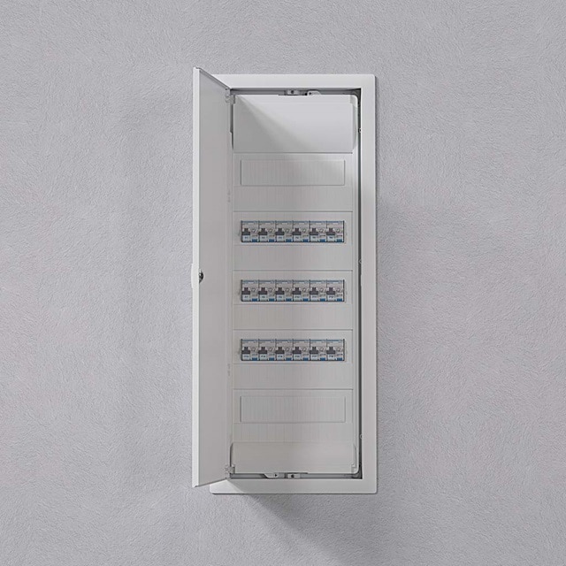 Wandmontierter Elektroverteilerkasten mit geöffneter Tür und sichtbaren Leitungsschutzschaltern